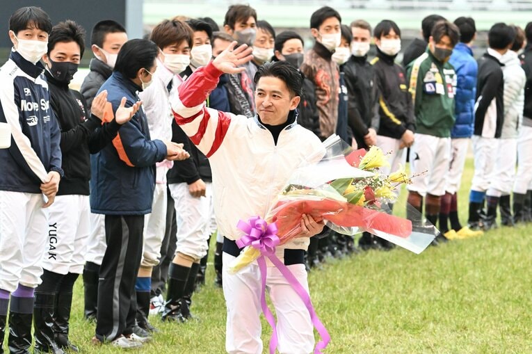2月の国内最終騎乗を終え、セレモニーにて　©Keiji Ishikawa