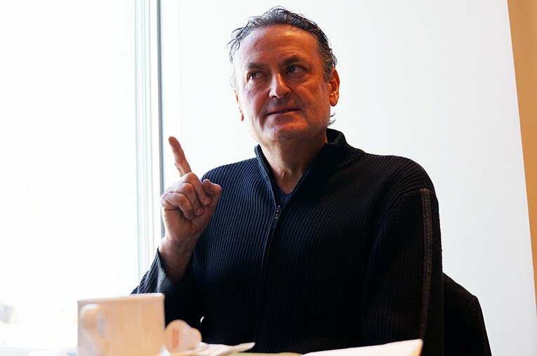 熱量を感じさせる語り口のアルベル監督。バルサのエッセンスを持ったカタルーニャ人指揮官は、どう日本の首都クラブを変革するのか ／ photograph by Atsushi Iio