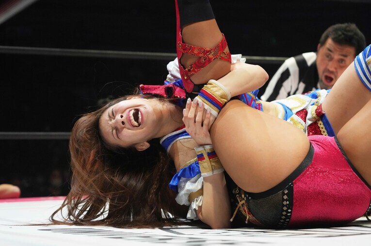 里村明衣子を押さえ込む荒井優希　©Essei Hara