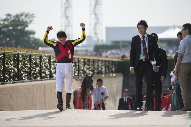 2003年ネオユニヴァースに続いて2度目のダービー制覇となったデムーロ　©Takuya Sugiyama