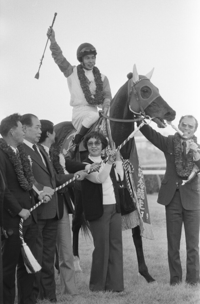 第24回有馬記念（GⅠ）を制したグリーングラスと大崎昭一騎手。グリーングラスはこのレースを最後に引退した　©JIJI PRESS