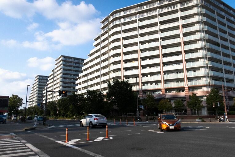 東側には大きなマンションもあった