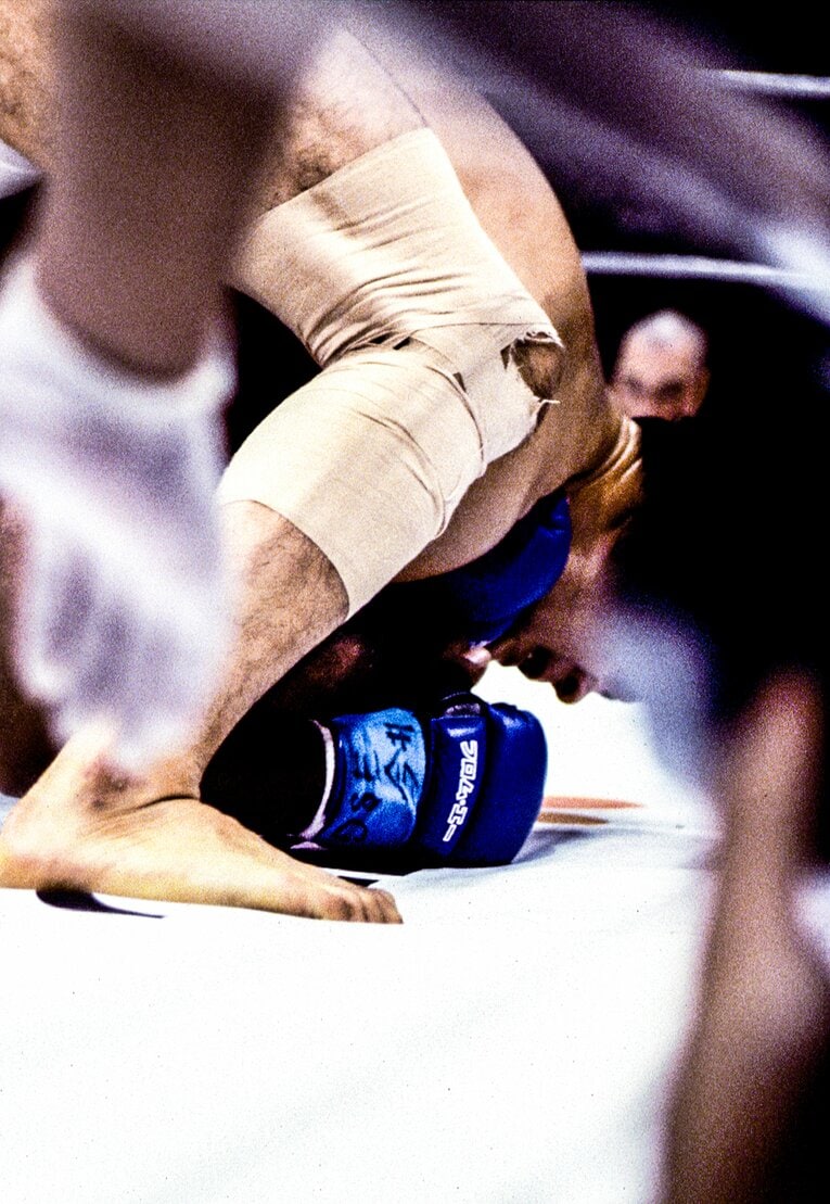 ジャクソンの怪力に手を焼きながら、スリーパーホールドで勝利を収めた桜庭