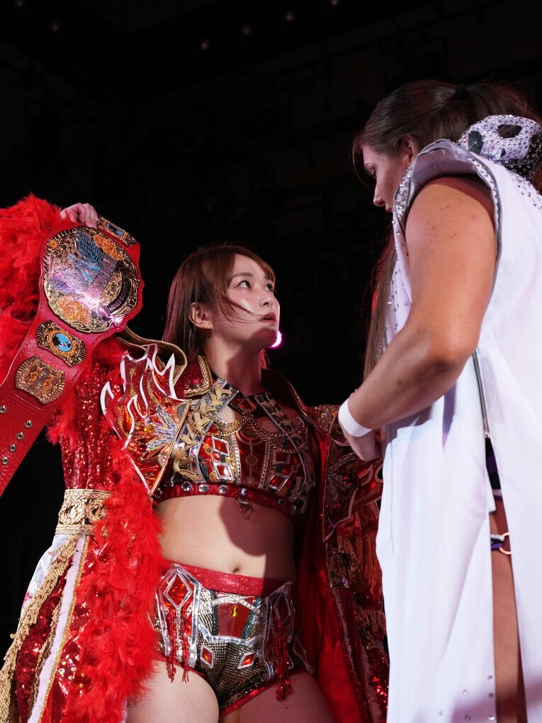 ワールド王座のベルトを手にボジラと対峙するSareee　©Essei Hara