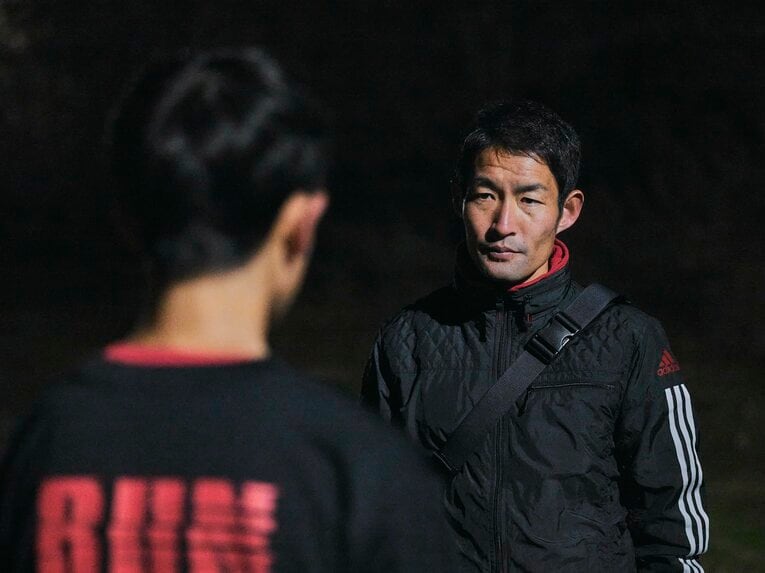 各選手はトレーニング後、難波にその日の練習内容などを報告。調子の言語化も大切なのだろう　©Yuki Suenaga