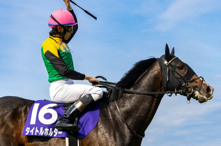 天皇賞・春（GI）を7馬身差で制したタイトルホルダーと横山和生 ／ photograph by Photostud