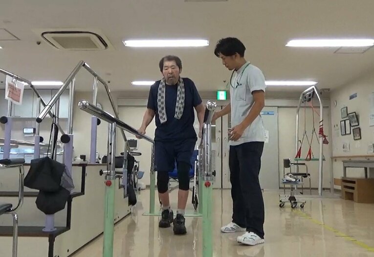 パーキンソン病によって徐々に体が動かなくなっていく中、マサさんは懸命にリハビリに励んだ　©株式会社アンサンヒーロー