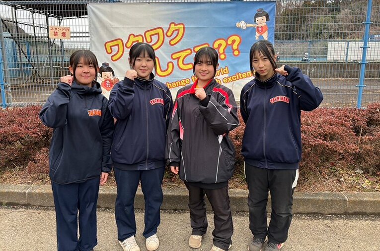 立花学園の（左から）小島未有希さん、上杉優さん、飯島莉奈さん、神田夢生さん。女子マネージャーの“情報共有サイト”を立ち上げた ／ photograph by Kou Hiroo
