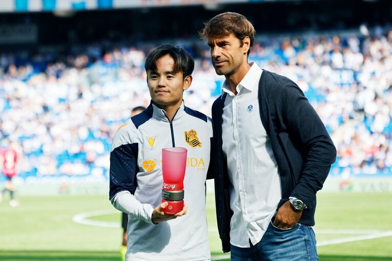 シャビ・プリエトから月間MVPの記念品を受け取る　©Daisuke Nakashima