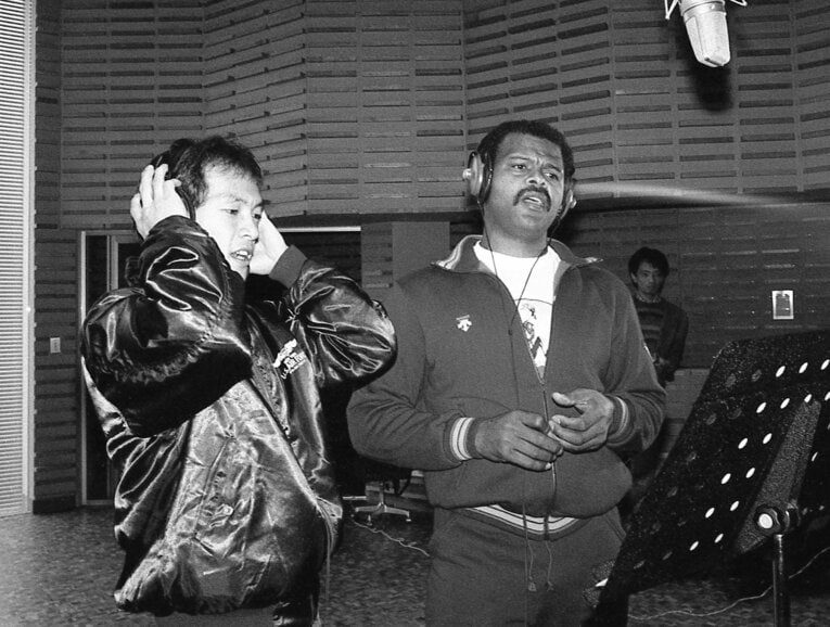松山千春（左）の曲「ON THE RADIO」を英語版で吹き込んだレジー・スミス（1984年2月9日撮影）　©Sankei Shimbun