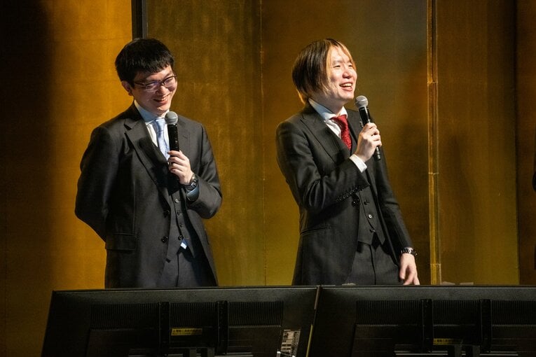 24年12月の将棋オールスターでは、解説を務めた2人が笑顔を見せる場面も　©Nanae Suzuki