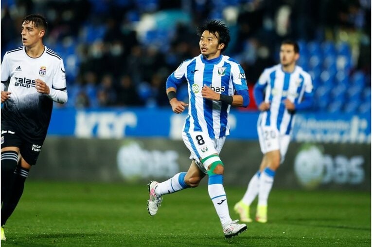 柴崎岳vs岡崎慎司が《ユニフォームを引っ張ってバチバチ》 撮影カメラマンが凍えそうな雨中で捉えた“熱いバトル”の瞬間(14)