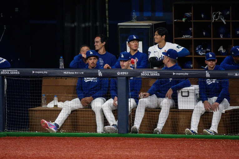 【開幕2戦目／21日】水原氏がいない試合…山本由伸と談笑　©Nanae Suzuki