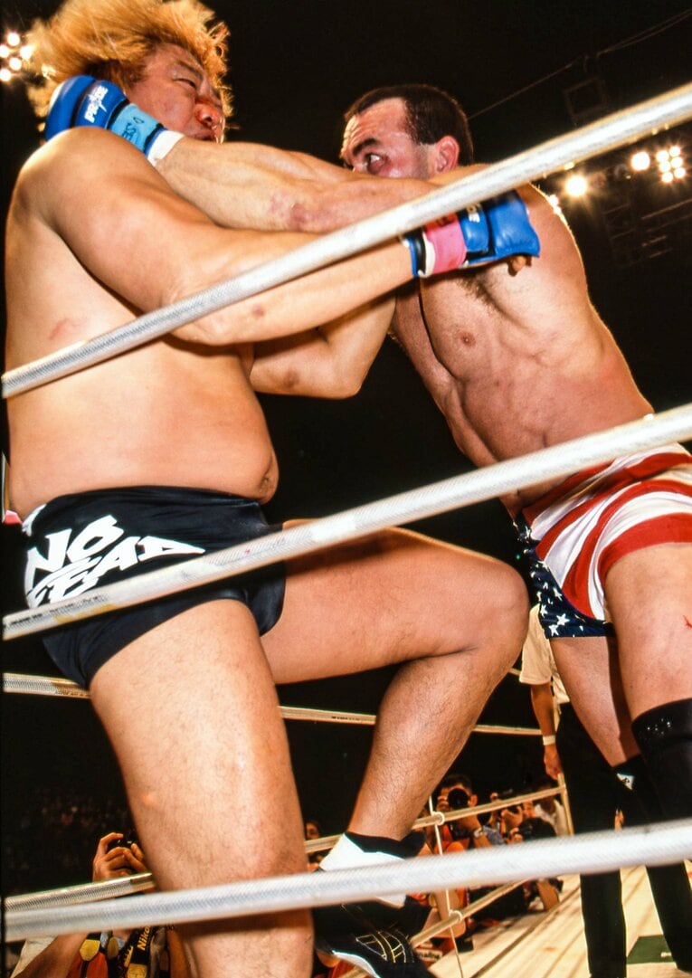 フライはなおもパンチを連打する