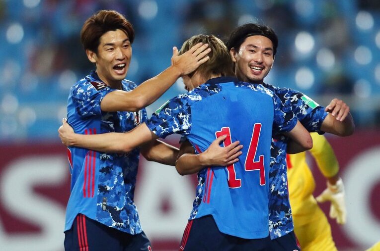 ベトナム戦の前半17分、大迫勇也のポストプレーから南野拓実が抜け出し、伊東純也がフィニッシュ。アウェイでのゴールラッシュに期待が集まったが…… ／ photograph by AFLO