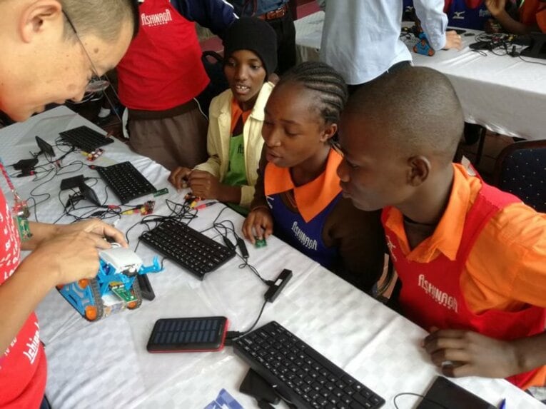 本田圭佑のSOLTILO、アフリカで何を？サッカー以外にプログラミングも!?(3)