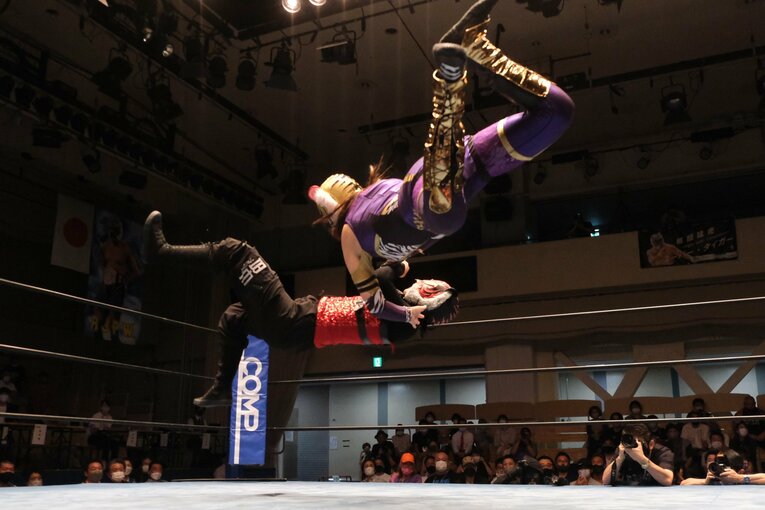 タイガー・クイーンを激怒させた“ヒール殺法”…乱入に凶器攻撃、待望のライバルは何でもありの“闇の軍団”？(12)