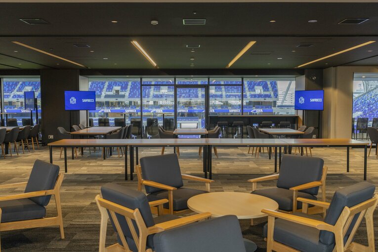 ビジネスラウンジ　©S.FC