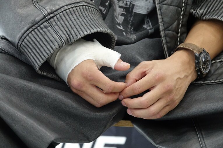 右手の親指にはヒビが入っていたが、全力でパンチを打ち続けた　©Koji Fuse