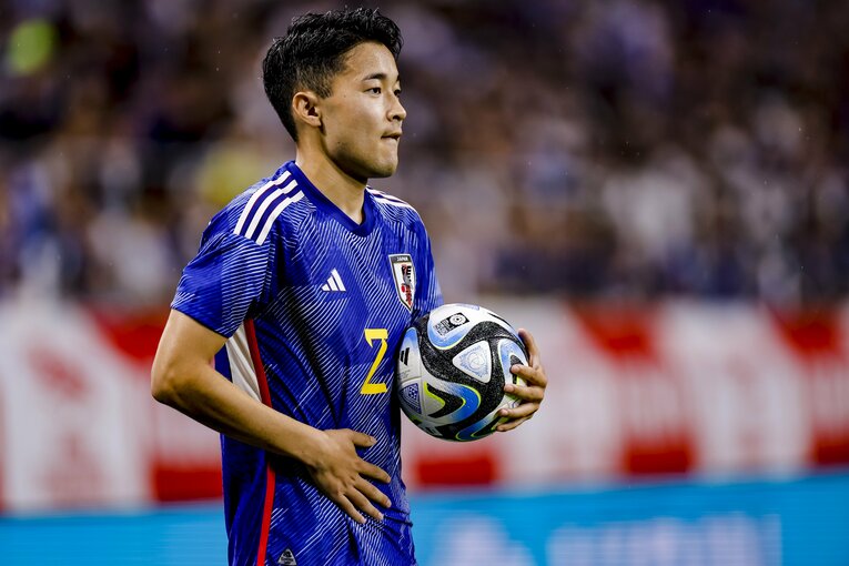 2試合連続で先発出場した菅原由勢は右SBのファーストチョイスの座を固めつつある　©Kiichi Matsumoto