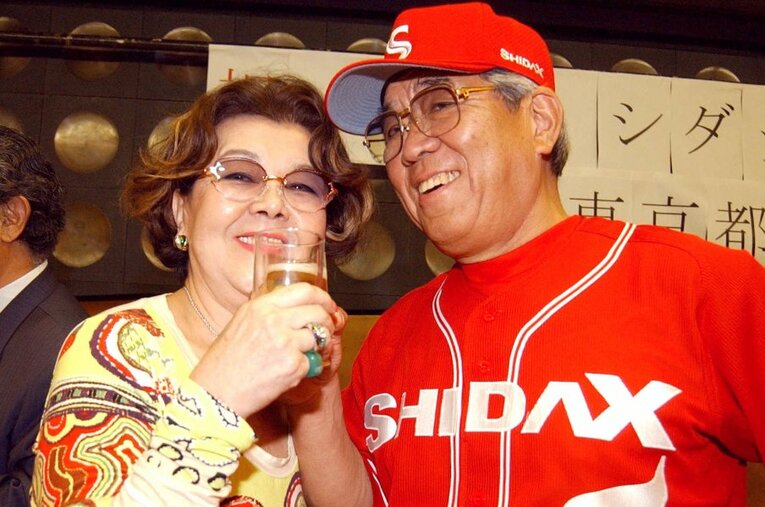 2002年11月～2005年11月まで3年間、シダックス野球部監督を務めた野村克也。写真は2003年、都市対抗野球東京代表決定戦の祝勝会で沙知代夫人と ／ photograph by JIJI PRESS
