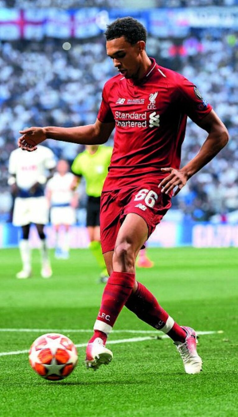 リバプールでプレーするアレクサンダー・アーノルド。DFとして1シーズンに12アシストのギネス記録を持つ　©Alain Mounic／L’Équipe