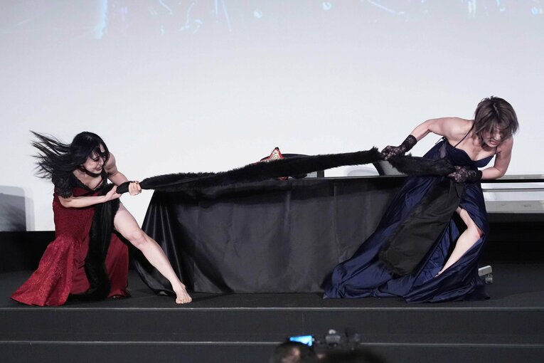 ストールを引っ張りあう上谷沙弥と安納サオリ　©Essei Hara