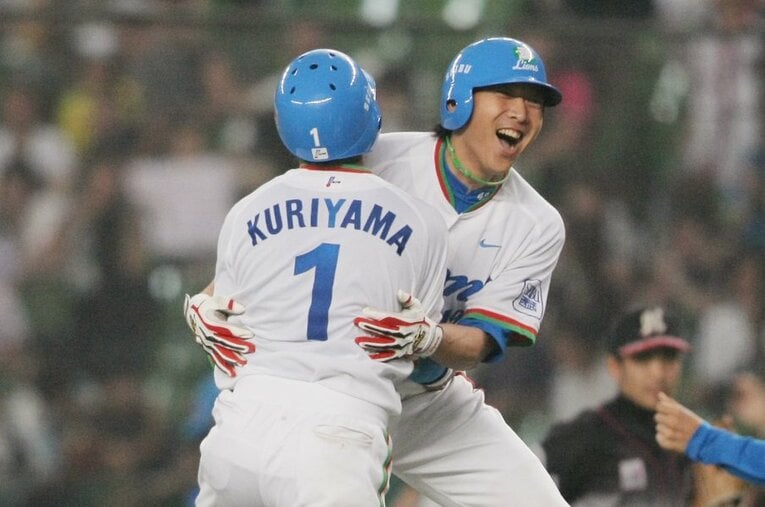 2009年8月、９回、サヨナラの内野安打を放ち、飛び上がって喜ぶ上本達之と栗山巧 ／ photograph by JIJI PRESS
