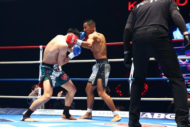 足を止めて打ち合う江川優生（右）と常陸飛雄馬　©RISE/Chiyo Yamamoto