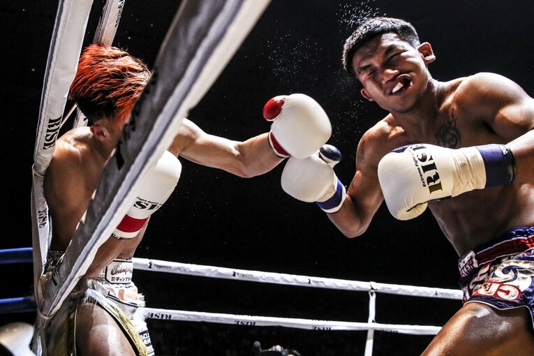 左フックをヒットさせる那須川天心　©Susumu Nagao