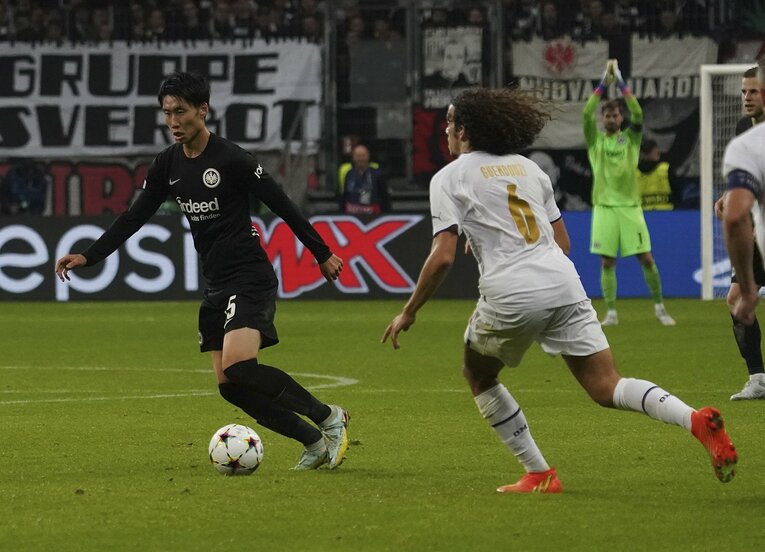 22年10月のCLで、鎌田とゲンドゥージはマッチアップしている　©DPA/JIJI PRESS