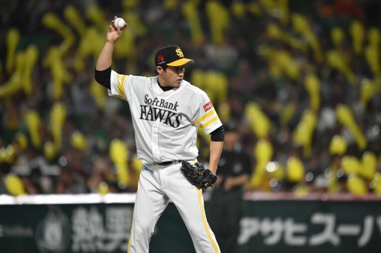 2016年、ソフトバンクの最年長選手に。4月にケガをし、6月末に復帰 ／ photograph by Bungeishunju