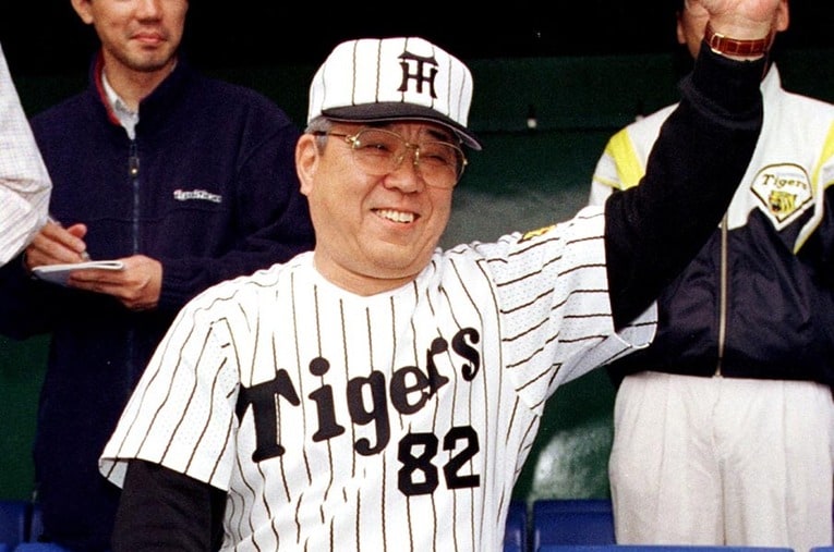 キャンプ中、記者たちと談笑する野村監督。F1セブンは赤星、藤本、沖原、上坂、平下、松田、高波の順に1号車～7号車と名付けられた ／ photograph by Sankei Shimbun
