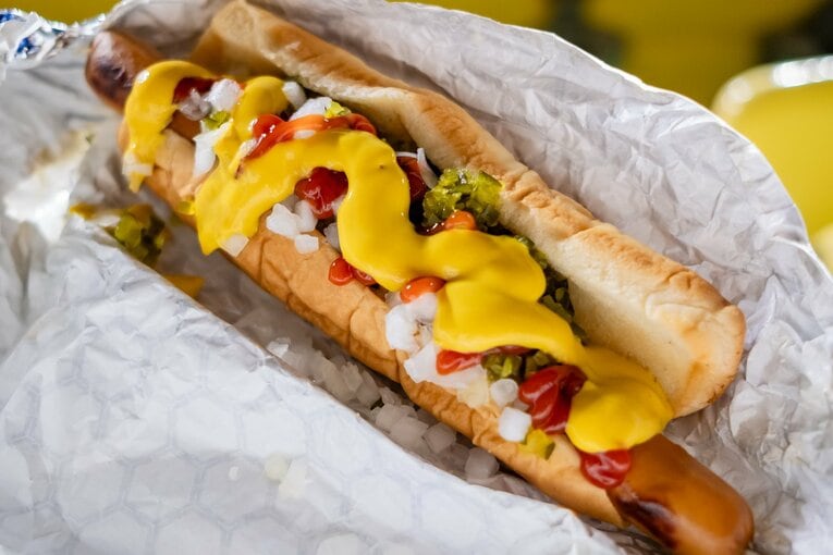 名物ドジャードッグの価格は7.99ドル（約1200円）。ピクルスとオニオンをたっぷりと　©Miki Sano