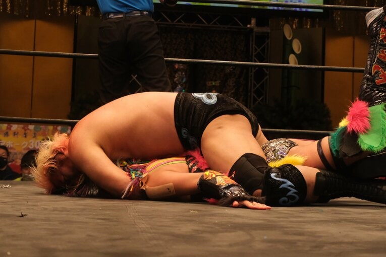 「スターダムをクビになって…」人気女子プロレスラーが初告白　ウナギ・サヤカ“超満員の自主興行”に密着して感じた「不思議な風格」(95)