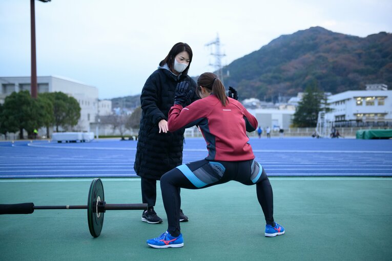 兒玉を指導する信岡コーチ　©Asami Enomoto