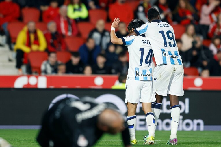 喜ぶサディクを背に、久保は……