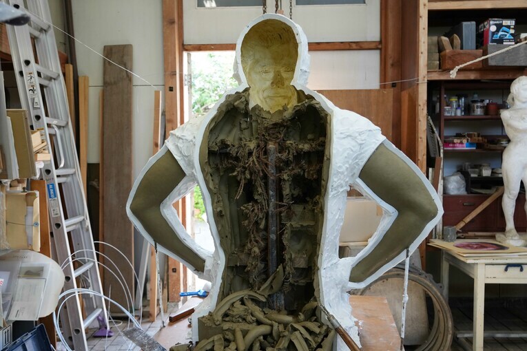 石膏の中の猪木が下を見ている