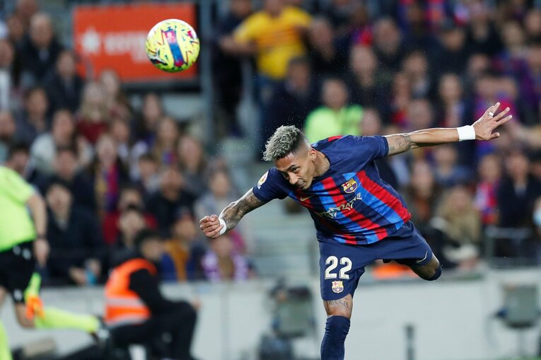 「バルサがメッシ退団後初のリーガ制覇」間近なクラシコの“喜びと憎しみ、一瞬のリスペクト”を撮った「18歳ガビが倒れたレアルDFを…」(15)