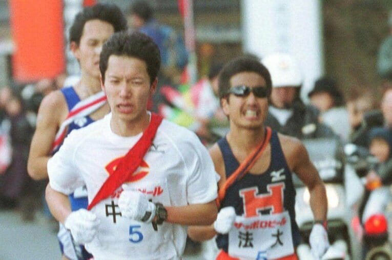 芦ノ湖ゴールまであとわずか1.5km地点までもつれた2001年の箱根路5区。法大・大村、順大・奥田、中大・藤原による三つ巴の決着は果たして…？ ／ photograph by JIJI PRESS