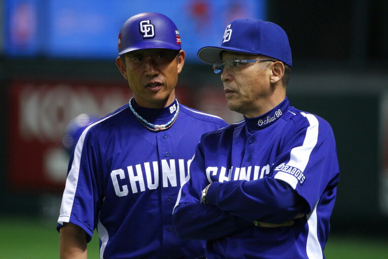 野手部門のヘッドコーチ格、三塁ベースコーチとして落合博満を支えた　©BUNGEISHUNJU