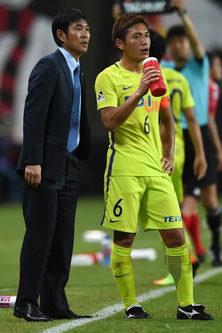 森保監督と青山敏弘（2017年）　©︎Getty Images