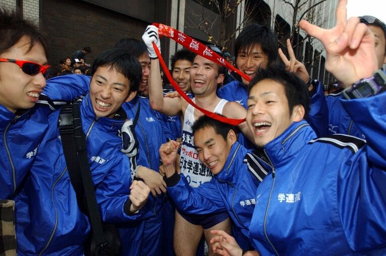 2004年の第80回箱根駅伝。アンカーの片岡祐介を中心に歓喜を分かち合う日本学連選抜のメンバーたち ／ photograph by Sankei Shimbun