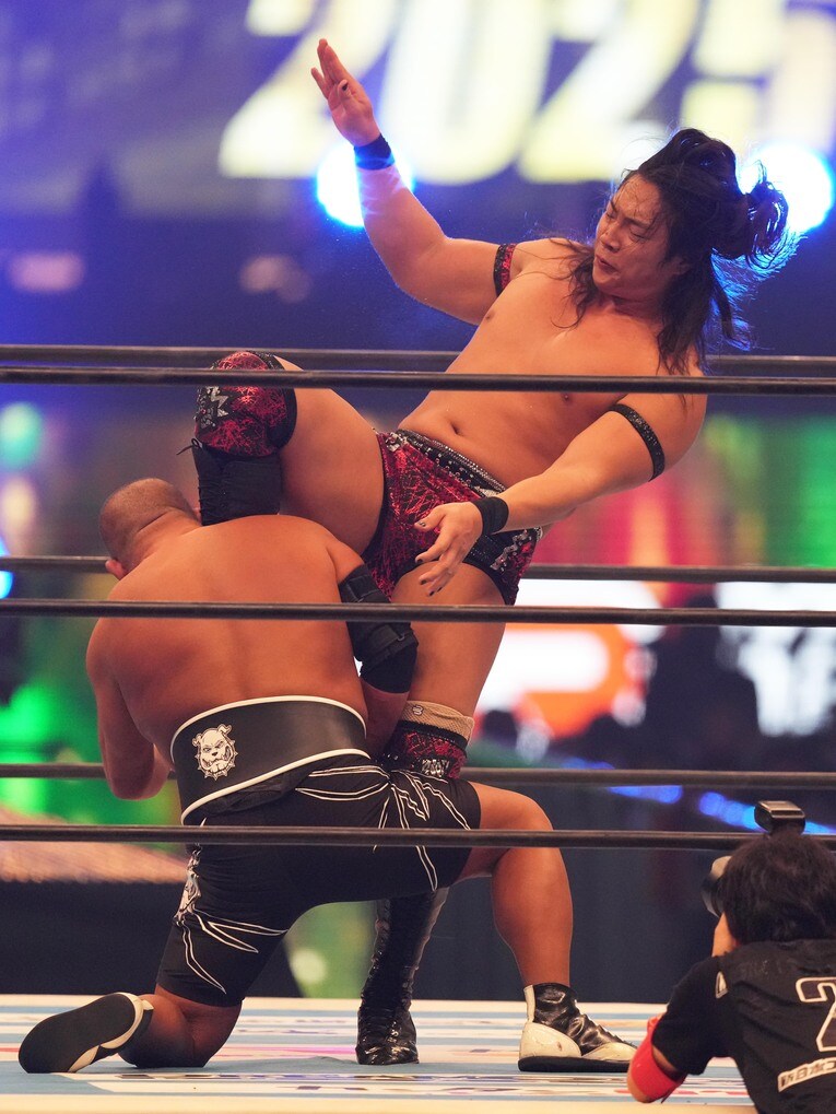 石井智宏にヒザを浴びせる竹下幸之介　©Essei Hara