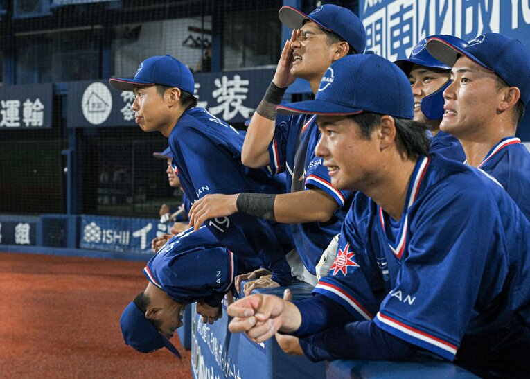 第2代表決定戦で再び東芝に敗れ、都市対抗野球の出場権を失ってベンチで悔しがる選手たち　©Mainichi Newspapers
