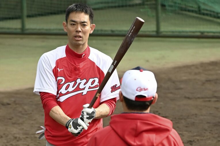 プロ13年目のベテランながら、秋山はもう一度日本の野球にアジャストすべく練習に取り組んでいる ／ photograph by KYODO