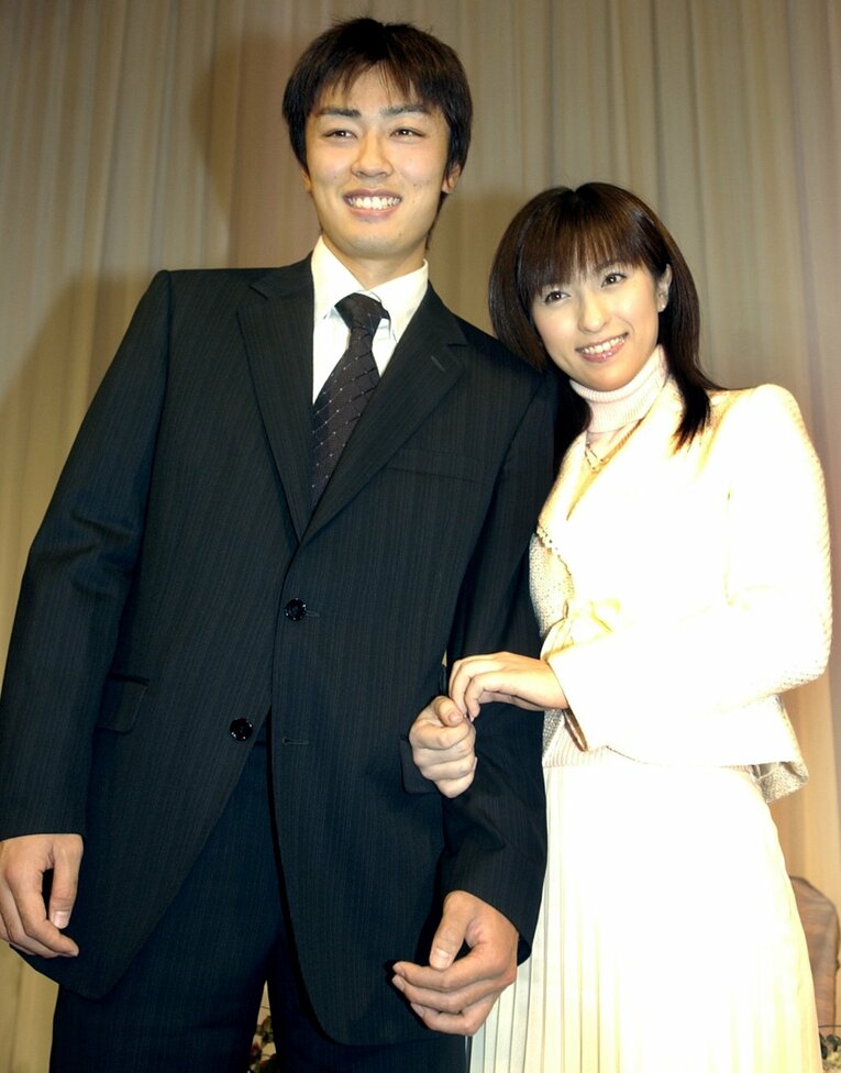 2005年12月、ホークス和田毅と元グラドル仲根かすみとの入籍会見　©Sankei Shimbun