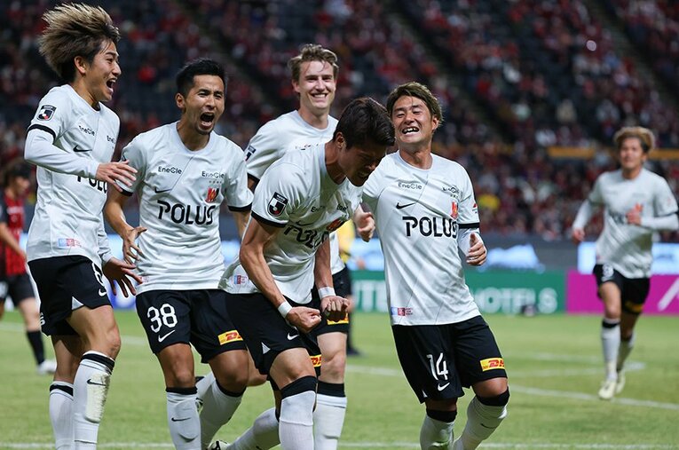 笑顔を見せず雄叫びを上げる酒井宏樹と祝福する仲間たち。2024シーズンの初勝利で浦和レッズは好転するか ／ photograph by J.LEAGUE