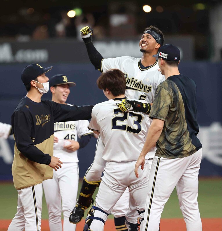 ソフトバンクにゲーム差なしに並ぶサヨナラ適時打を放った宗　©JIJI PRESS