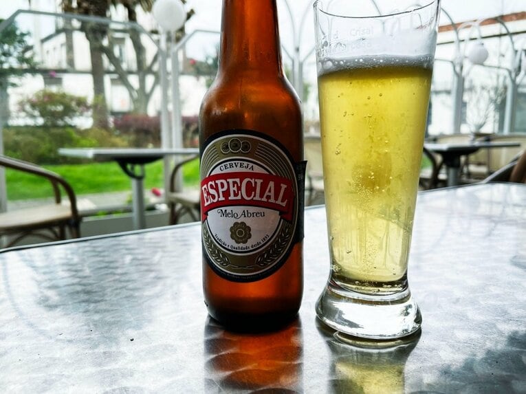 「山の斜面にスタジアム」「守田英正のお薦め料理は…」日本代表MFが戦う“離島クラブ”は美しい風景とグルメ満載だった《現地で撮影》(35)